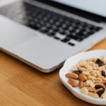 Zdravé snacky do práce: praktické tipy na rýchle a výživné občerstvenie počas pracovného dňa